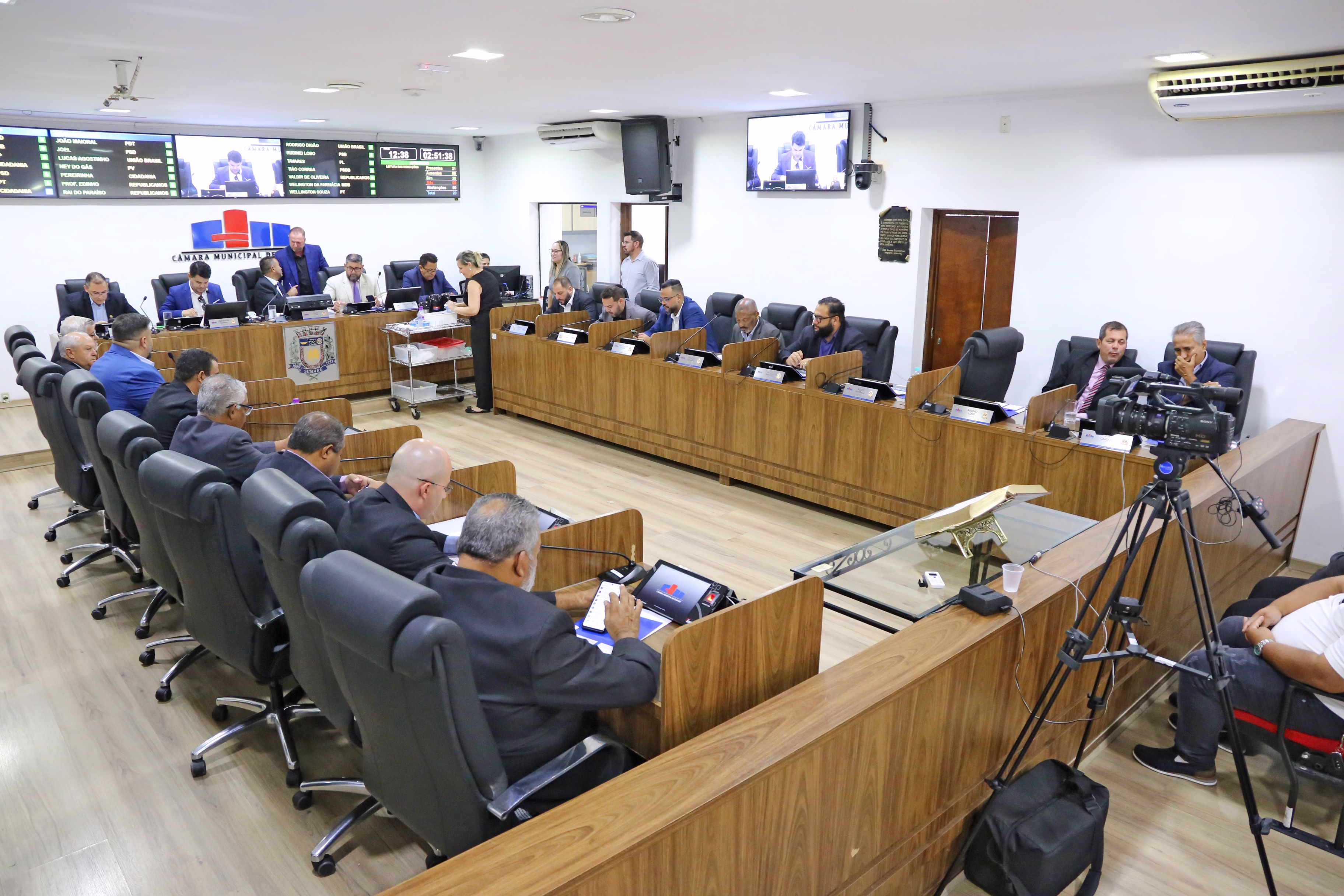 No Documento, Vereadores Citam Furto De Cabos De Telefonia E Dizem Que &Quot;Suspeitos Receberam Acompanhamento Do Departamento De Trânsito Da Prefeitura&Quot; A Câmara Municipal De Sumaré Rejeitou, Com 15 Votos Contrários E Cinco Favoráveis, Um Requerimento Que Cobrava Explicações Da Prefeitura Sobre A Fiscalização De Serviços Públicos Em Vias Da Cidade. O Requerimento Nº 40/2025 Foi Apresentado Na Sessão Desta Terça-Feira (8) Pelos Vereadores Rudinei Lobo (Psb), Lucas Agostinho (União Brasil), Geraldo Medeiros (Pt), Rodrigo Digão (União Brasil) E Wellington Souza (Pt). O Documento Cita &Quot;A Detenção De 13 Indivíduos Que Se Passaram Por Equipe De Telefonia Para Furtar Cabos Subterrâneos Na Vila Santana, Causando Prejuízos Estimados Em R$ 100 Mil E Interrupção Dos Serviços Para Cerca De Mil Moradores&Quot;. Ainda Conforme O Requerimento, &Quot;Os Suspeitos Receberam Acompanhamento Do Departamento De Trânsito Da Prefeitura, O Que Levanta Dúvidas Sobre Os Procedimentos De Autorização E Fiscalização Desses Serviços&Quot;. A Ocorrência De Furtos De Cabos Telefônicos Foi Registrada Pela Polícia Militar Na Noite Do Dia 5 De Fevereiro. Diante Do Fato, Os Vereadores Que Assinam O Requerimento Questionam A Prefeitura Sobre Quais Os Procedimentos Adotados Pelo Executivo Para Verificar A Autenticidade Das Solicitações De Acompanhamento Do Departamento De Trânsito Em Serviços Realizados Em Vias Públicas. Os Parlamentares Também Perguntam Quem Foi O Responsável Pela Autorização Do Acompanhamento Da Equipe De Trânsito No Caso Ocorrido Na Vila Santana E Se Existe Documentação Formal Dessa Autorização. &Quot;Como É Realizada A Fiscalização Das Empresas Que Solicitam Apoio Do Departamento De Trânsito, A Fim De Assegurar Que Estejam Devidamente Regularizadas Perante Os Órgãos Competentes?&Quot;, Cobra O Requerimento. Por Fim, Os Vereadores Perguntam Se Houve Reunião Entre Representantes Da Empresa Investigada E Da Prefeitura Para Tratar Sobre A Autorização. Demais Documentos Aprovados Ainda Durante A Sessão, Os Vereadores Aprovaram Cinco Requerimentos Que Concedem A Medalha Tiradentes A Servidores Da Segurança Pública De Sumaré. A Solenidade De Entrega Das Medalhas Vai Ocorrer No Dia 24 De Abril, No Plenário Da Câmara. Também Foram Aprovadas Sete Moções De Congratulação. Todos Os Quatro Projetos De Lei Apresentados Na Sessão Foram Aprovados Por Unanimidade. O Único Apresentado Em Regime De Urgência Foi O Pl Nº238/2025, De Autoria Do Vereador Allan Sangalli (Psb), Que Autoriza A Instalação De Iluminação Pública Em Vielas De Sumaré. Os Demais Projetos Aprovados Já Estavam Pautados Na Ordem Do Dia: Pl Nº 250/2025, De Autoria Do Vereador Prof. Edinho (Republicanos), Que Institui A Olimpíada De Matemática De Sumaré; Pl Nº 246/2025, De Autoria Do Vereador César Bianchi (Pp), Que Institui A Ação Cultural &Quot;O Jovem Poeta&Quot; Nas Escolas Municipais Da Cidade De Sumaré; E Pl Nº 260/2025, Apresentado Por Geraldo Medeiros (Pt), Que Denomina Como Praça José Severiano Dos Santos (Zé Domingo) A Área Localizada Na Esquina Entre A Rua Zeferino Rodrigues Da Silva Com A Rua Maximiano Rita, Entre O Jardim Nova Esperança E O Jd. Calegari. A Íntegra Da Sessão Está Disponível No Canal Da Câmara No Youtube. Já Os Documentos Votados Na Reunião Se Encontram No Site Da Câmara, Através Do Link Https://Sumare.siscam.com.br/Sessoes/Sessao/229. Câmara Municipal De Sumaré