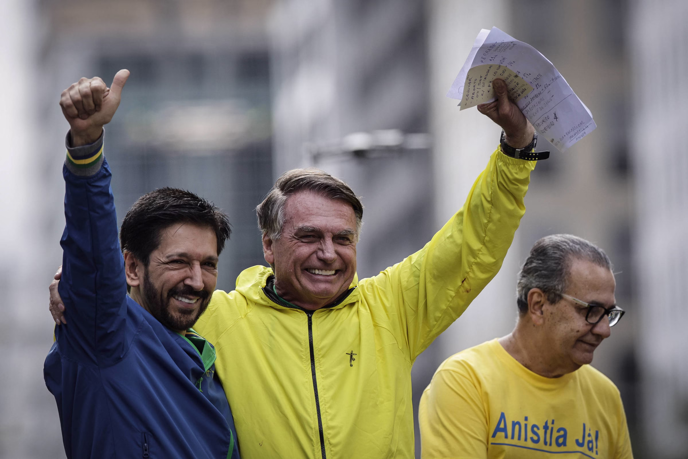 Bolsonaro Abraça Mãe De Pichadora Em Ato Na Paulista - 06/04/2025 - Poder