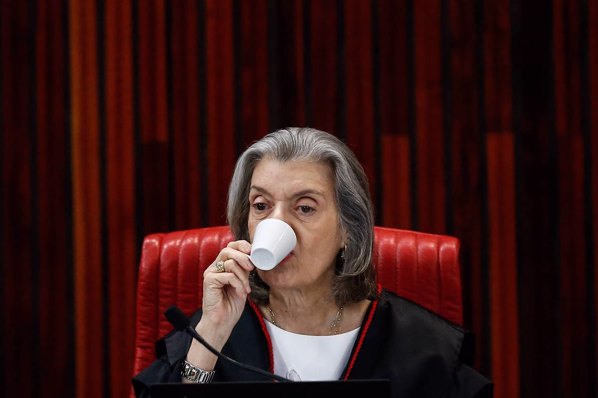 Cármen Lúcia Deve Definir Condenação De Débora - 25/04/2025 - Poder