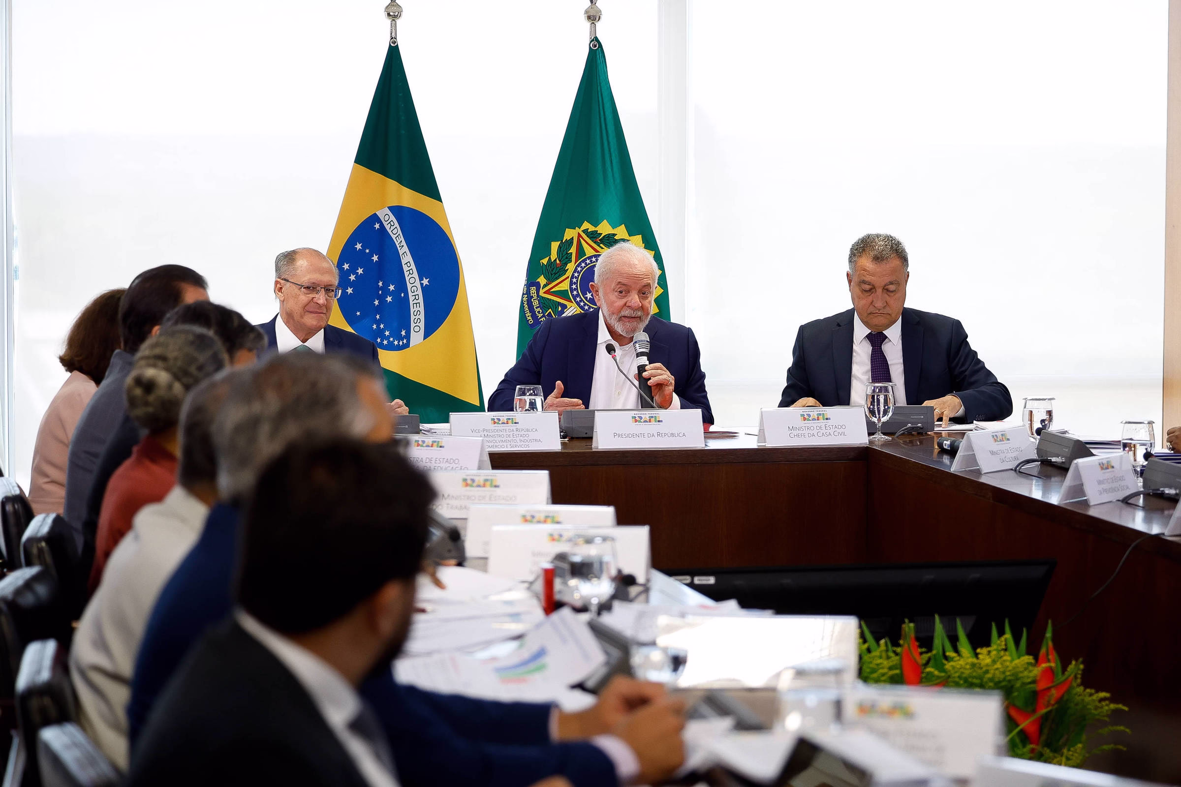 Datafolha: Copos Meio Vazios Para Governo E Oposição - 06/04/2025 - Poder