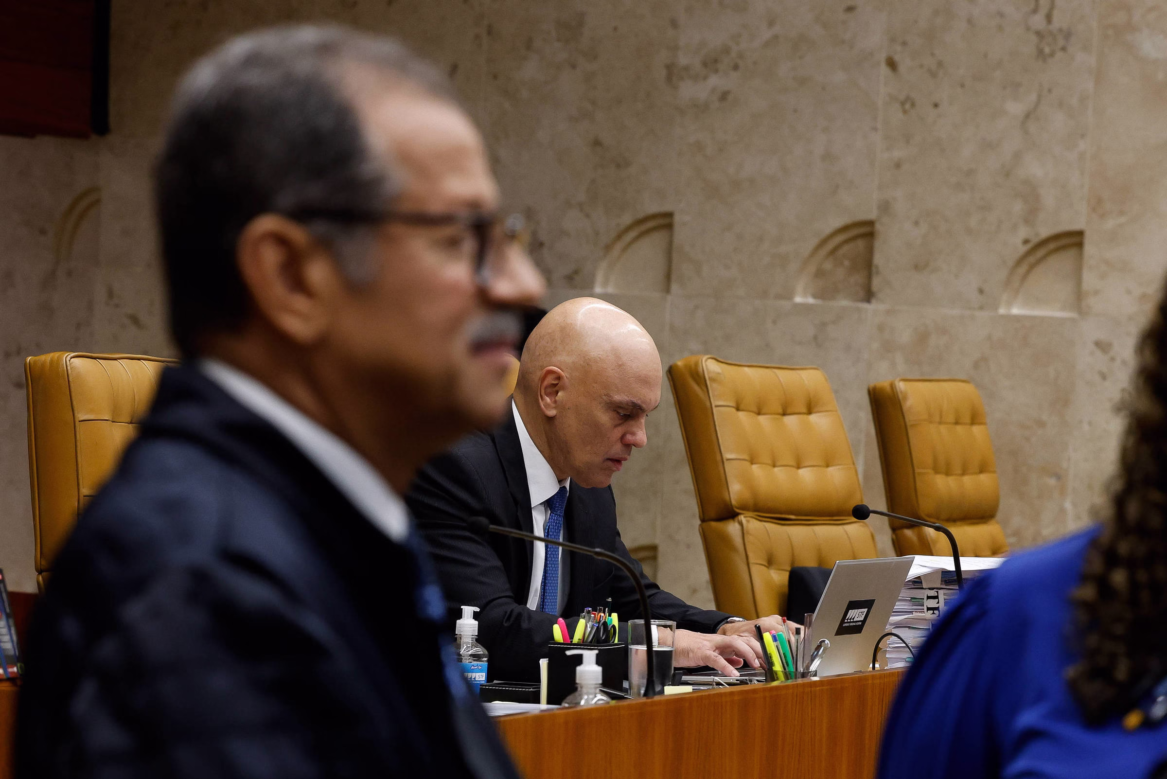 Advogado Que Peitou Moraes Promete Ser Objetivo Em Sessão - 21/04/2025 - Painel