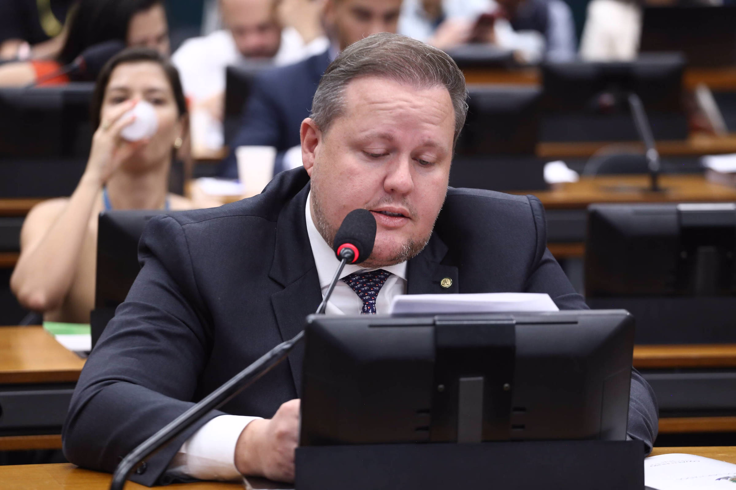 Deputado Dá Emenda 'De Presente' À Noiva Vereadora No Rs - 11/04/2025 - Poder