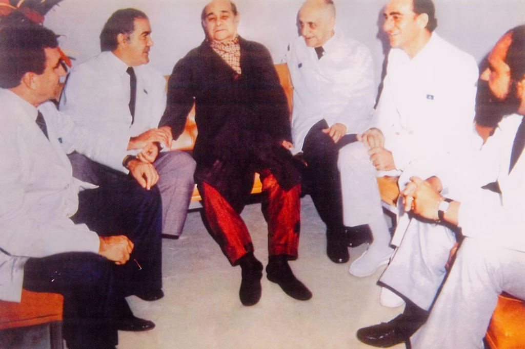 Um dos mais infelizes episódios do calvário do presidente Tancredo Neves –cuja morte completa 40 anos neste 21 de abril–, a farsa em torno dos problemas de saúde que o vitimaram começou a ser desmascarada graças a um furo jornalístico da Folha. Furo de publisher da Folha desmontou farsa sobre Tancredo - 19/04/2025 - Poder