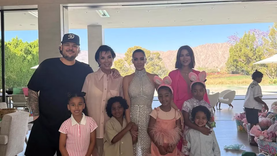 Kim Kardashian Se Destaca Com Vestido Transparente E Cheio De Cristais