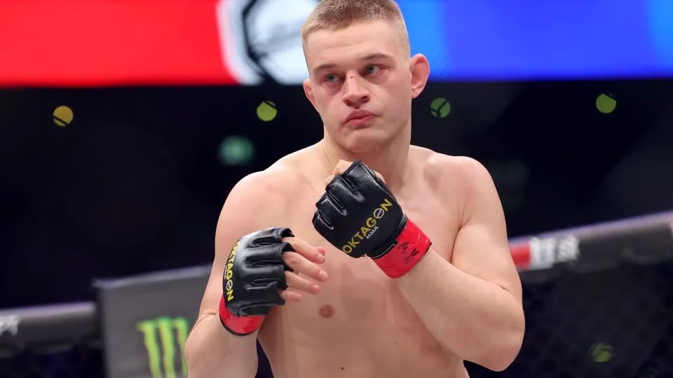 Lutador Comemora Vitória Com Beijo E Sarrada Em Rival E É Enxotado A Socos