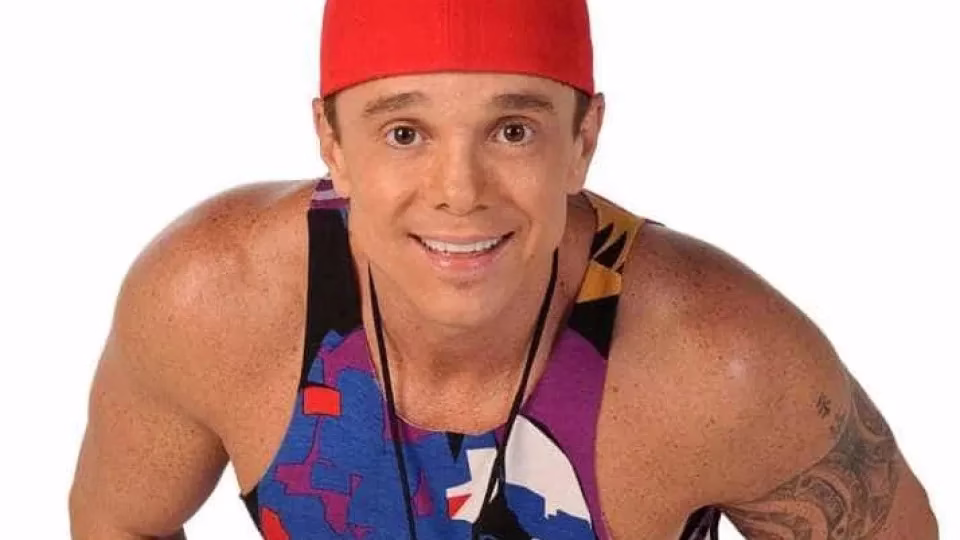 Lutando Contra Câncer, Netinho Raspa A Cabeça