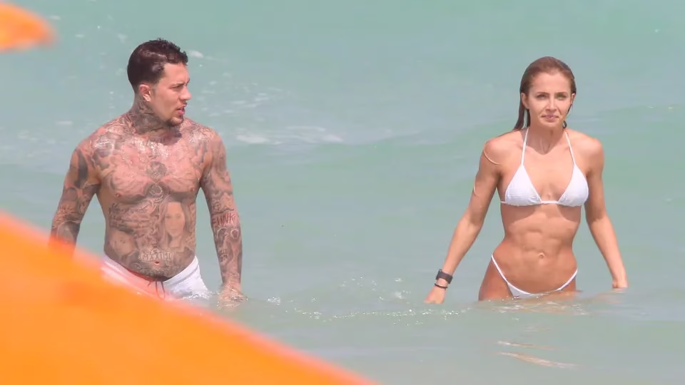 Mc Daniel E Jade Picon Se Encontram Em Praia Do Rio; Fotos
