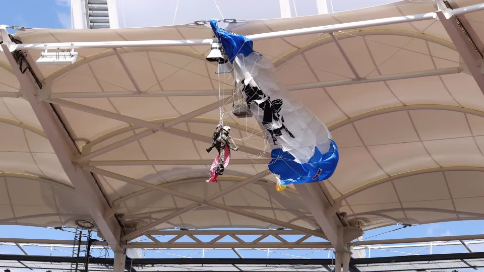 Momento De Terror: Paraquedista Fica Preso Em Cobertura De Estádio