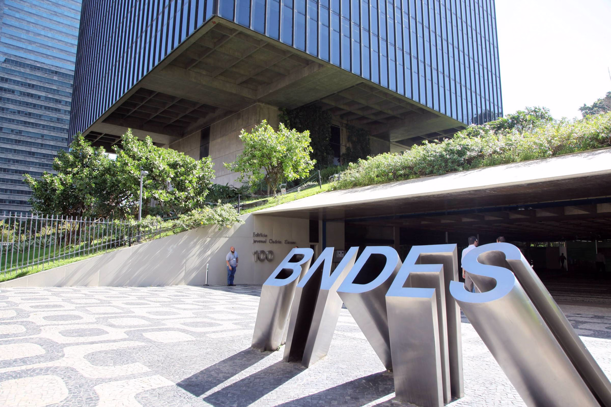 Atuação Do Bndes Gerou 2,3 Milhões De Empregos Em 2023, - 01/05/2025 - Painel