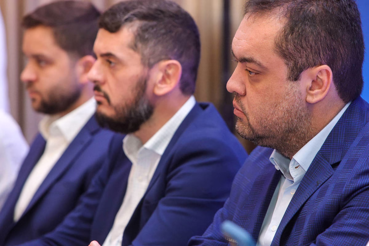 Castro Mira 'Dança Das Cadeiras' Em Acordo Com Vice No Rj - 13/05/2025 - Poder