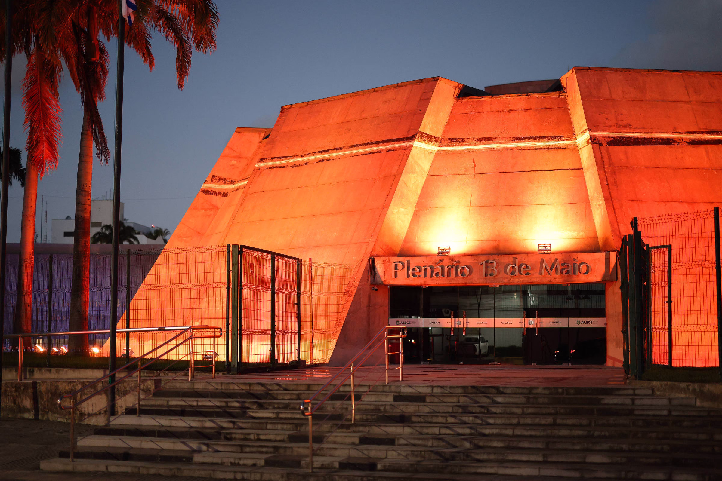 Cid Gomes Recebe Auxílio Recém-Criado Na Assembleia Do Ce - 01/05/2025 - Poder