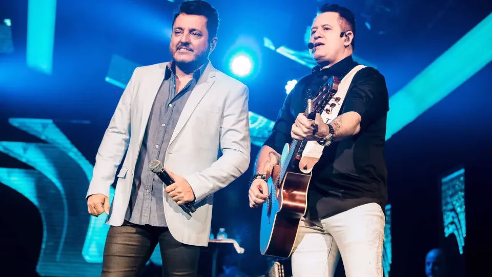 Marrone 'Passa Bem' Após Bater Com A Cabeça No Palco Em Show, Mas Permanece Internado