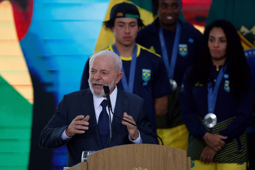 As seis maiores estatais controladas pelo governo federal ampliaram suas verbas de patrocínio no terceiro mandato do presidente Lula (PT). Os contratos assinados por Petrobras, Caixa, Banco do Brasil, Banco do Nordeste, Correios e BNDES se aproximaram da marca de R$ 1 bilhão no ano passado. Verba de patrocínio de estatais federais explode sob Lula - 24/05/2025 - Poder