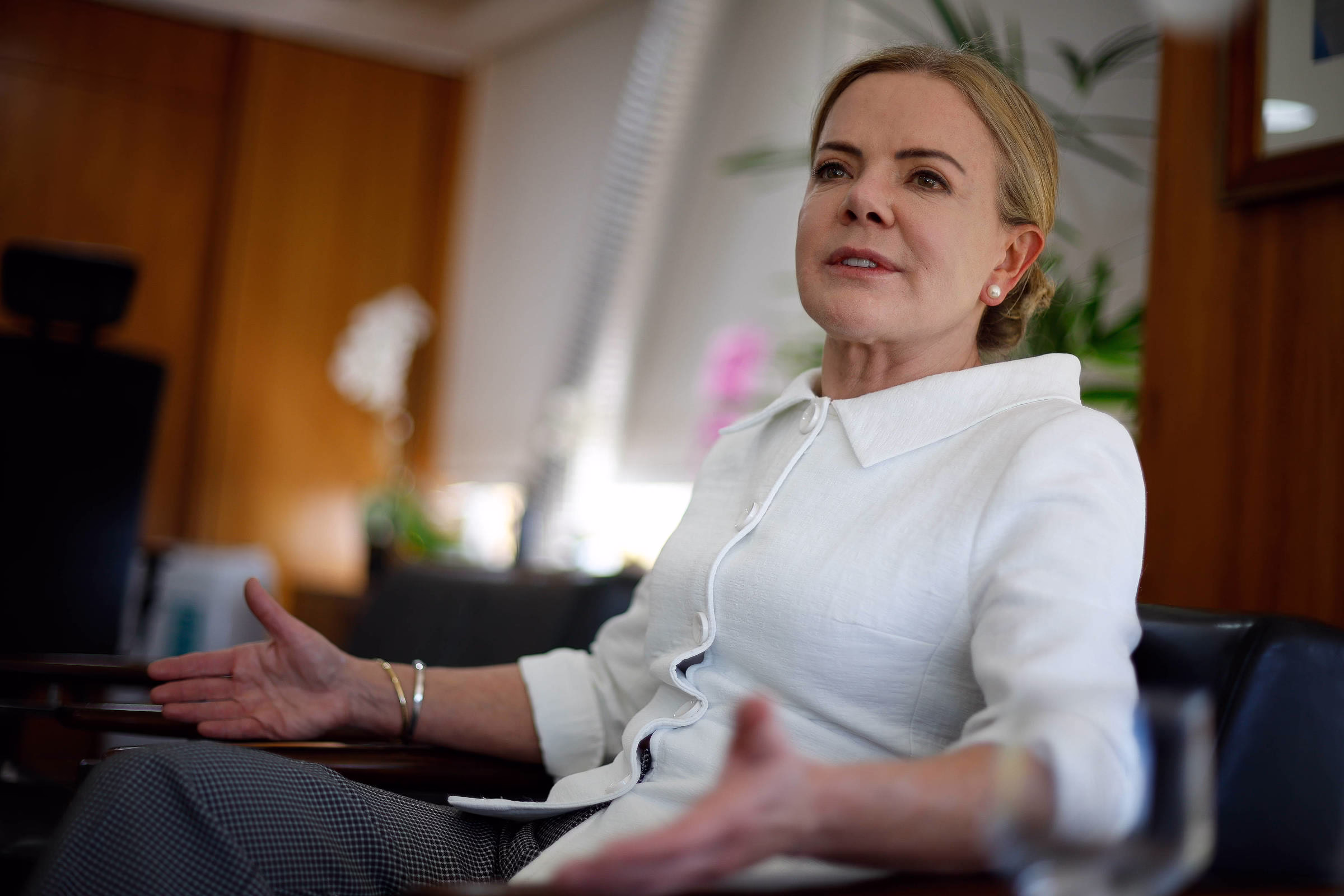 Gleisi Diz Que Governo Responderá A Dino Sobre Emendas - 11/06/2025 - Poder