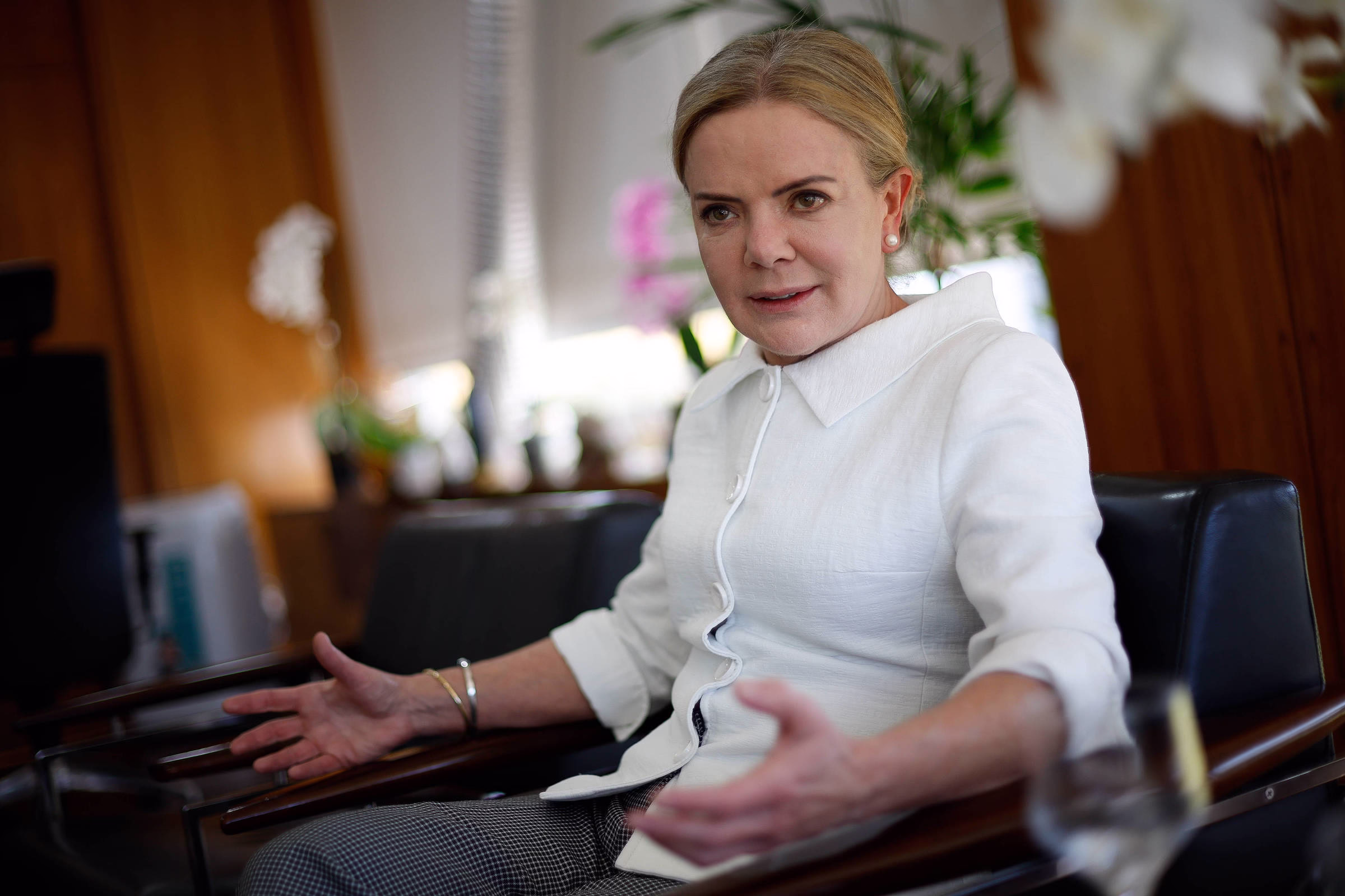 Gleisi Vê Governo Lula Ofuscado Por Crises - 07/06/2025 - Poder