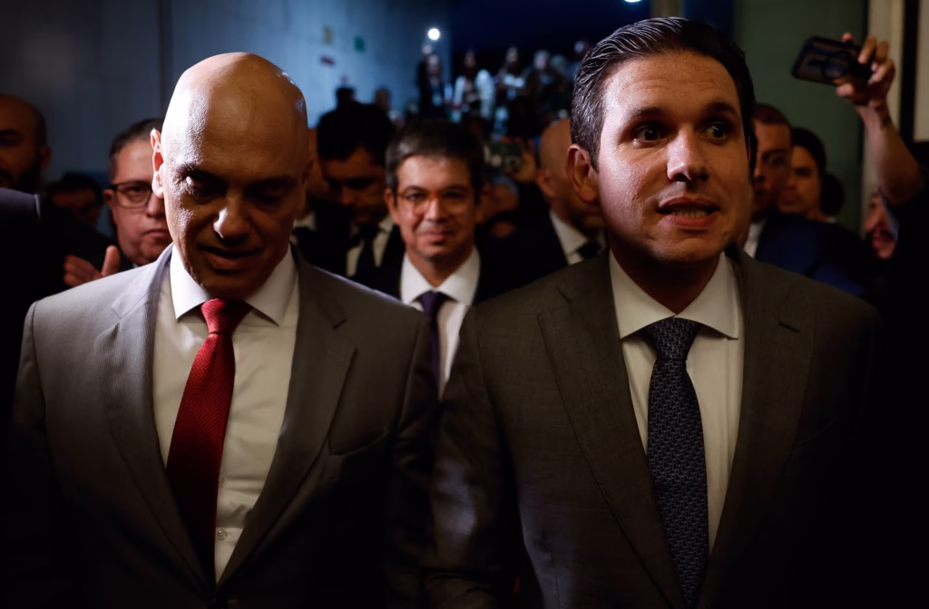 O ministro Alexandre de Moraes, do STF (Supremo Tribunal Federal), comunicou o presidente da Câmara dos Deputados, Hugo Motta (Republicanos-PB), sobre a decisão em que determinou a prisão e outras medidas contra a deputada federal Carla Zambelli (PL-SP). Moraes avisa Câmara sobre ordem de prisão contra Zambelli - 04/06/2025 - Poder