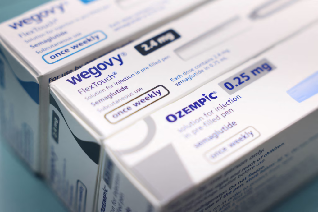 A farmacêutica Novo Nordisk apresentou os resultados preliminares de um estudo que demonstrou que a dose experimental de 7,2 mg de semaglutida injetável foi mais eficaz que a dose atualmente aprovada, de 2,4 mg, para perda de peso em adultos com obesidade. A semaglutida é o princípio ativo dos medicamentos Wegovy e Ozempic, ambos comercializados pela empresa dinamarquesa. Novo Nordisk faz estudo com dose mais alta de semaglutida - 20/06/2025 - Equilíbrio e Saúde