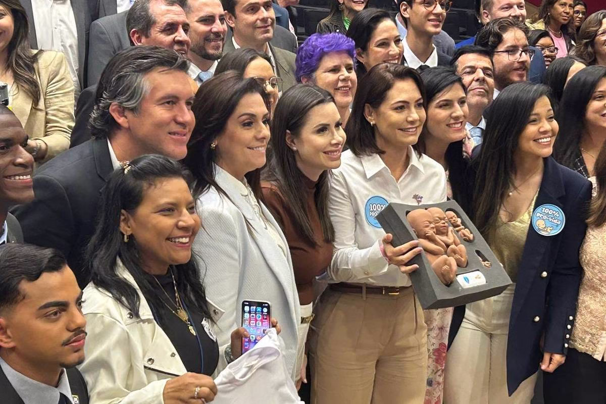 'Tem Que Ir Para A Porta Do Stf, Meu Amor', Diz Michelle - 10/06/2025 - Poder