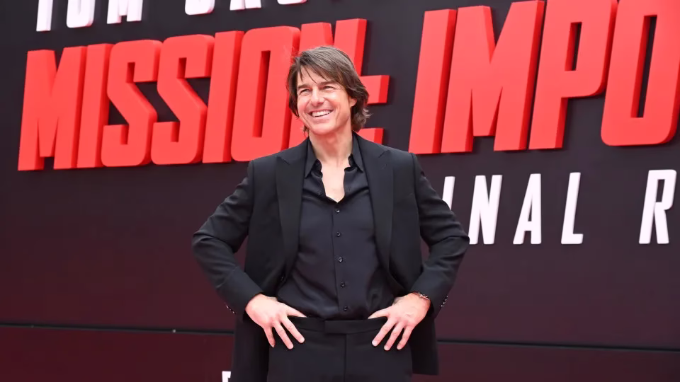 Tom Cruise Bate Recorde Do Guinness Por Saltos De Paraquedas Em Chamas