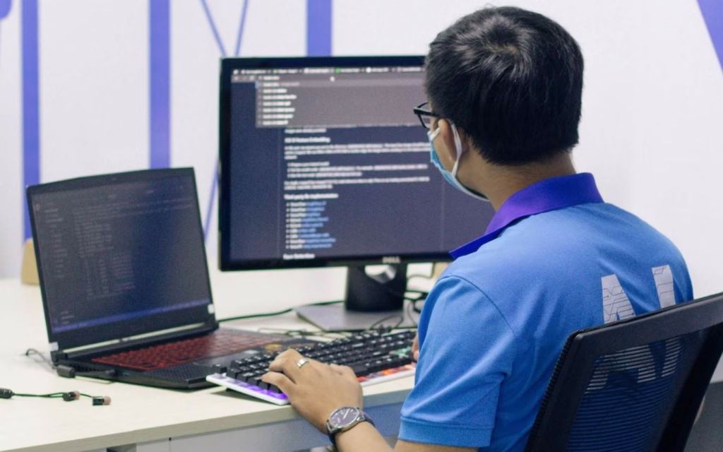 Empresas viram escola para atrair e reter talentos em tecnologia · Economia Real