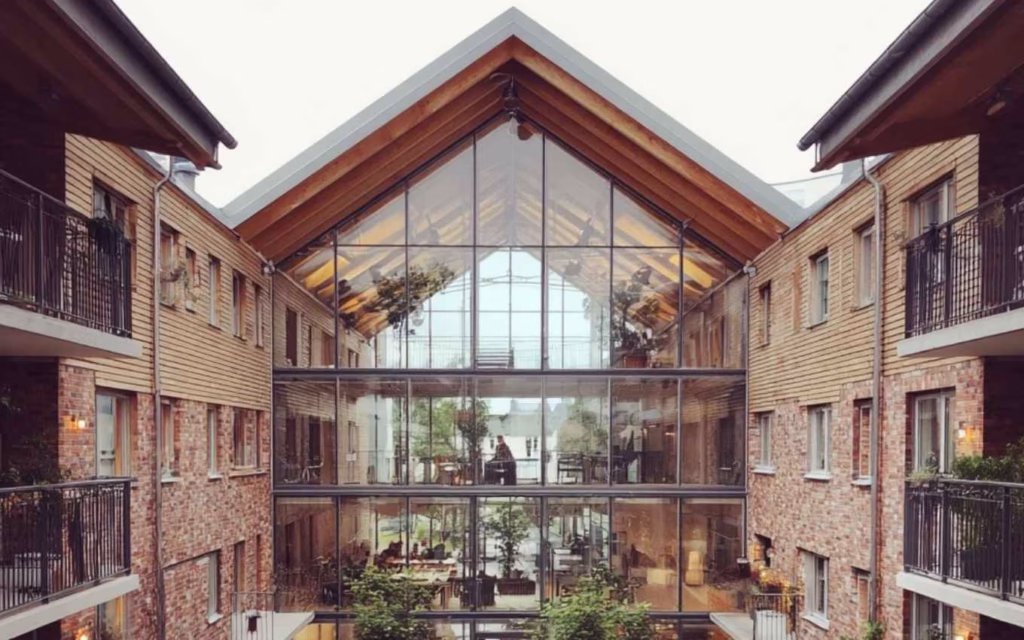 Com o aumento da expectativa de vida dos brasileiros, a economia prateada ganha força e abre novas oportunidades de negócio. De olho nesse mercado promissor, as amigas (e sócias) Daline Hällbom e Beatriz Pons fundaram a Söderhem Senior Living, empresa que pretende lançar, já no próximo ano, um residencial voltado para idosos independentes no Brasil — inspirado em modelos bem-sucedidos da Europa. A empresa que vai construir prédio para os 'jovens de 60' · Economia Real