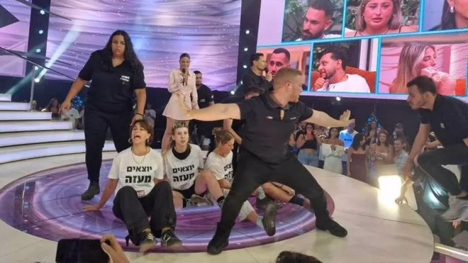 Ativistas Interrompem Big Brother Israel Em Protesto Por Cessar-Fogo Em Gaza