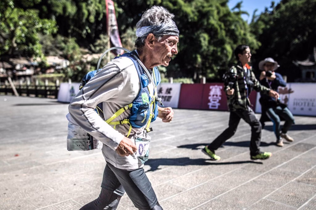 Atleta de 80 anos quebra recordes em ultramaratonas - 09/08/2025 - Equilíbrio