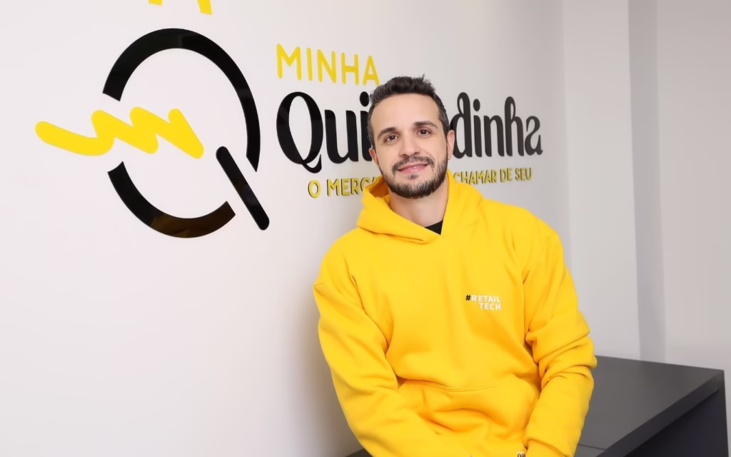 Após quase duas décadas no mercado financeiro, período no qual trabalhou em fusões e aquisições de empresas, Guilherme Mauri trocou a rotina de São Paulo pelo empreendedorismo em Balneário Camboriú (SC). Em 2020, fundou a Minha Quitandinha, rede de minimercados autônomos que funciona 24 horas por dia, sete dias por semana, dentro de condomínios residenciais e comerciais. Hoje, a marca já soma 400 unidades em todo o país. Ele trocou a Faria Lima por Balneário Camboriú e já abriu 400 minimercados · Economia Real