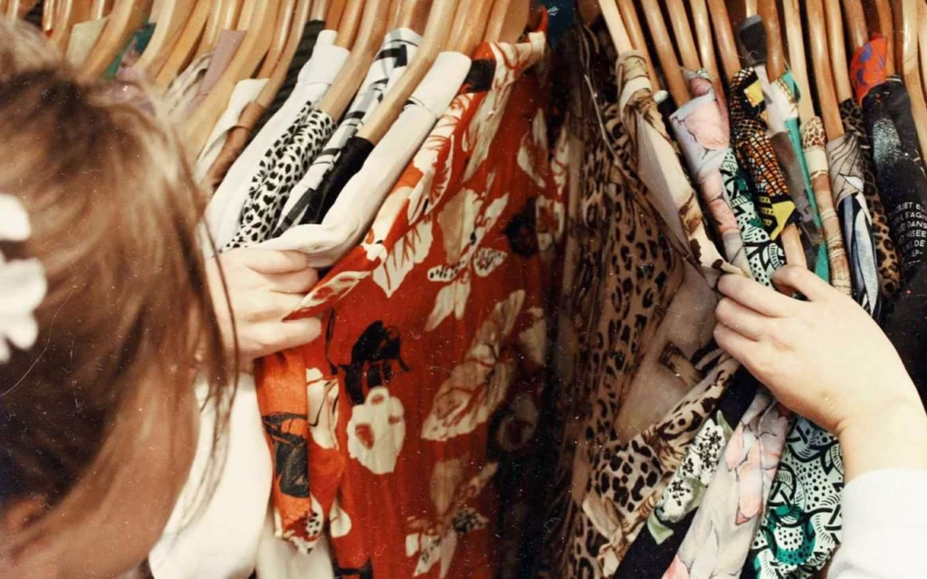 O mercado está cada vez mais competitivo, e isso independe do segmento: moda, gastronomia, serviços, saúde, educação, tudo o que produzimos e consumimos. O excesso de players nos mercados torna árdua a missão de se diferenciar. Basta observar: ao andar por um centro comercial ou rua com várias lojas do mesmo segmento, é fácil se confundir e não identificar de qual marca é determinado produto. A arma secreta das empresas para vender mais não é desconto, é história