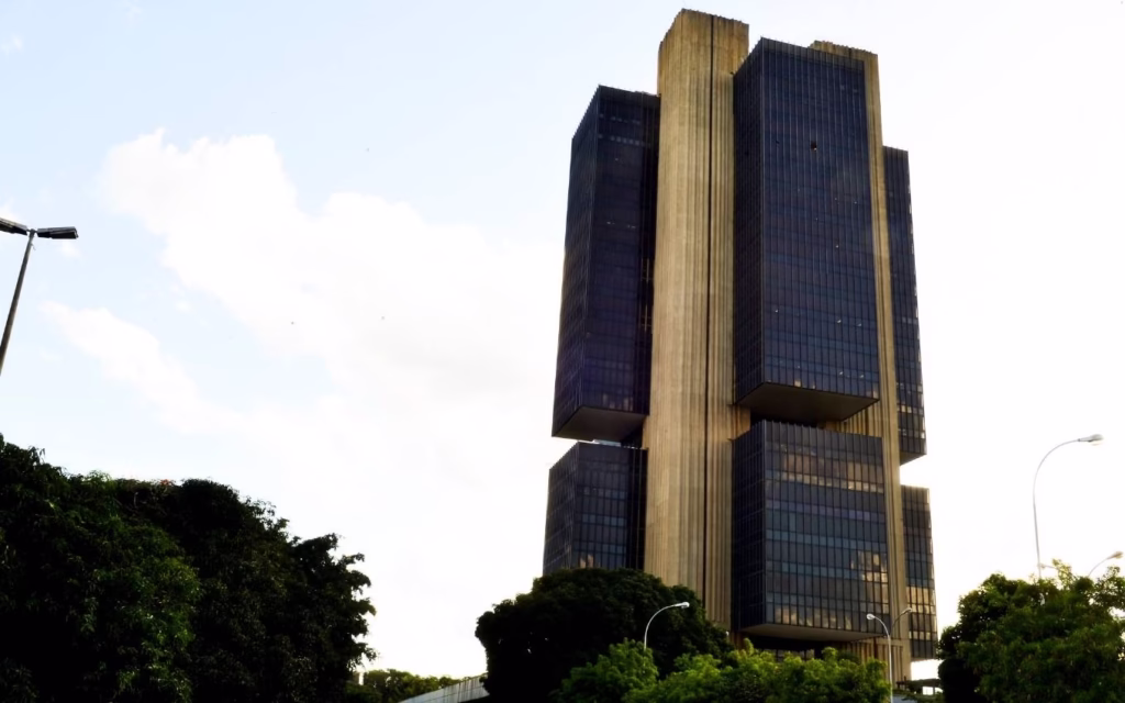 O que explica o contraste com os cortes de juros nos EUA · Economia Real