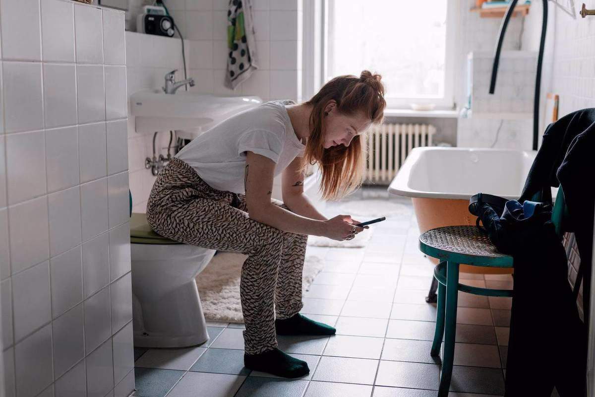 Por Que Levar Celular Ao Banheiro Não É Bom Para A Saúde - 22/09/2025 - Equilíbrio E Saúde