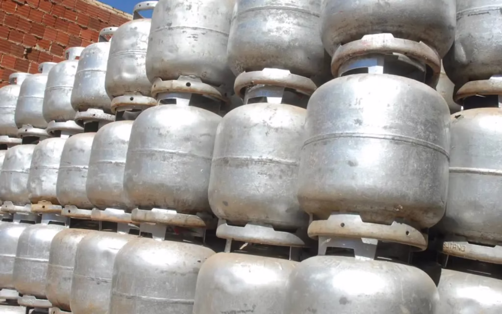 Saiba como retirar o botijão de gás gratuito na sua cidade · Economia Real