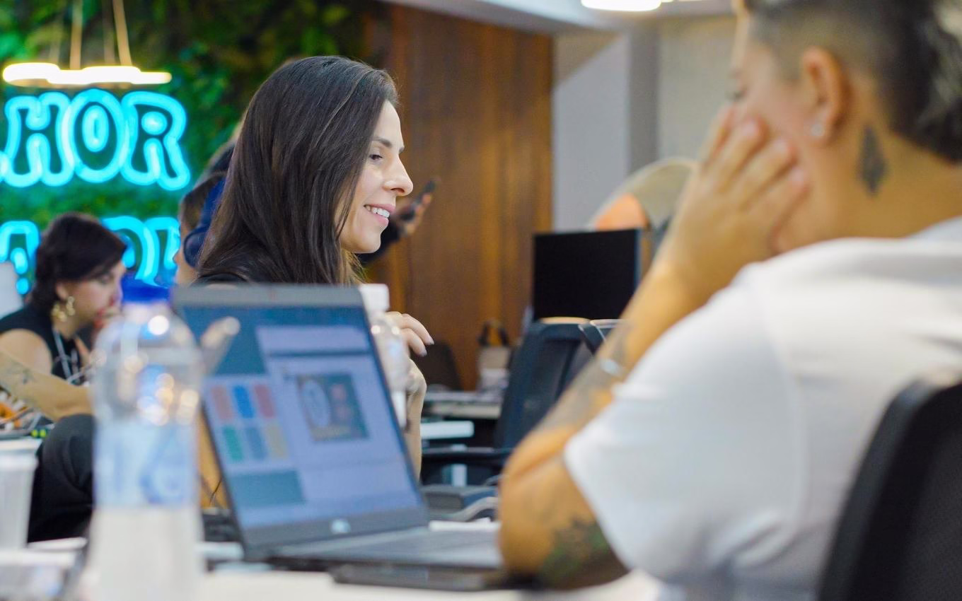 Com Cheque De R$ 10 Mi, Hostgator Muda Rota Para Crescer Com Ia · Economia Real