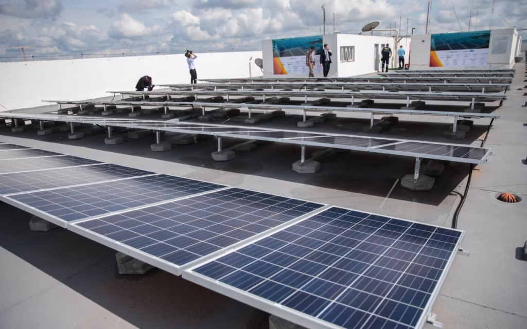 Como pequenas empresas economizam até 95% com energia solar · Economia Real