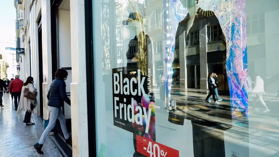 Segundo pesquisa da Ipsos, 9 em cada 10 pessoas planejam fazer compras na Black Friday 2025. Destes, 64% afirmou que pretende gastar mais de R$ 500 no evento. Pesquisa Ipsos: 64% pretendem gastar mais de R$ 500 na Black Friday 2025