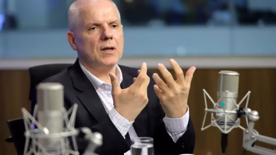 Polícia Federal prende ex-presidente do INSS em operação sobre descontos em aposentadorias