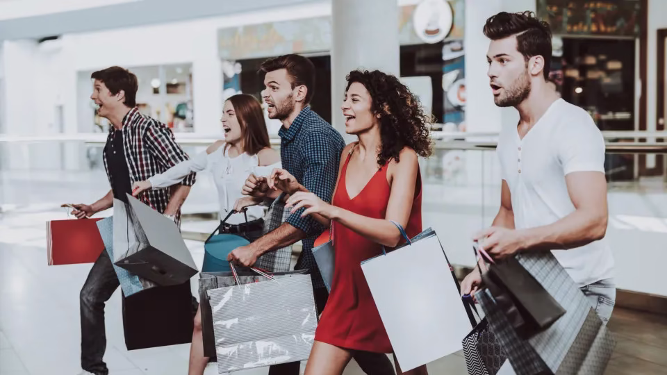 (FOLHAPRESS) - Os brasileiros pretendem gastar 13% a mais com compras de Natal neste ano e pretendem parcelar as compras no cartão de crédito, segundo pesquisa realizada pelo Instituto Datafolha a pedido da Abecs (Associação Brasileira das Empresas de Cartões de Crédito e Serviços). Brasileiros pretendem gastar 13% mais neste Natal e parcelar compras no cartão, diz pesquisa