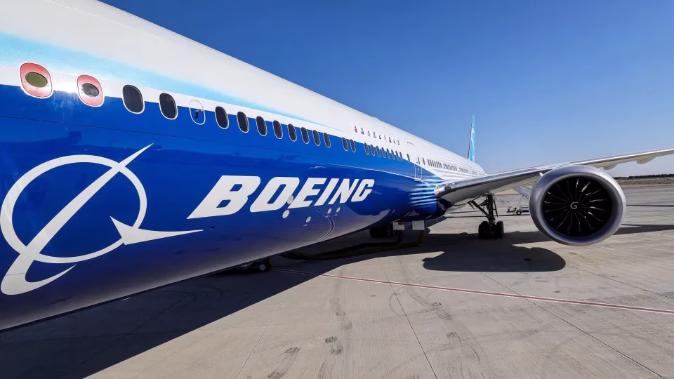 A Boeing e Airbus anunciaram nesta segunda-feira, 8, a conclusão de operações distintas envolvendo a Spirit AeroSystems. A empresa, uma das maiores fabricantes de estruturas aeronáuticas do mundo, foi adquirida integralmente pela Boeing, enquanto a Airbus comprou plantas e linhas de produção específicas. O movimento ocorre em meio a desafios enfrentados pela cadeia produtiva da aviação. Boeing conclui aquisição da Spirit e Airbus incorpora operações em 4 países