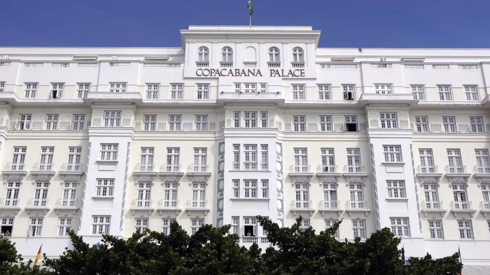 Hotéis de luxo como Copacabana Palace adotam escala 5x2