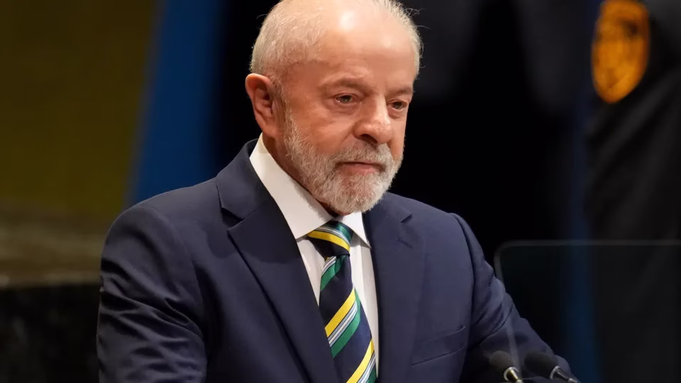 O presidente da Caixa, Carlos Vieira, disse nesta terça-feira (16) que o Brasil tem apresentado números fortes na macroeconomia justamente porque o governo do presidente Luiz Inácio Lula da Silva contraria fórmulas liberais usadas em outras economias já avançadas. Ele discursou em um evento do banco público, na capital federal. Lula mereceria um Prêmio Nobel de Economia, diz presidente da Caixa
