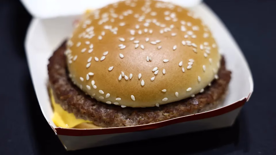 O McDonald's é a rede de fast-food mais famosa do mundo. Os icônicos arcos dourados podem ser encontrados em 120 países e territórios, mas os preços dos itens do menu variam muito em todo o mundo. Custos de produção, salários, inflação e muitos outros fatores influenciam o preço médio de uma refeição no McDonald's. O preço do McDonald's ao redor do mundo