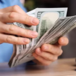 Dólar Abaixo De R$ 5 Sugere Momento Favorável Para Compra, Dizem Analistas