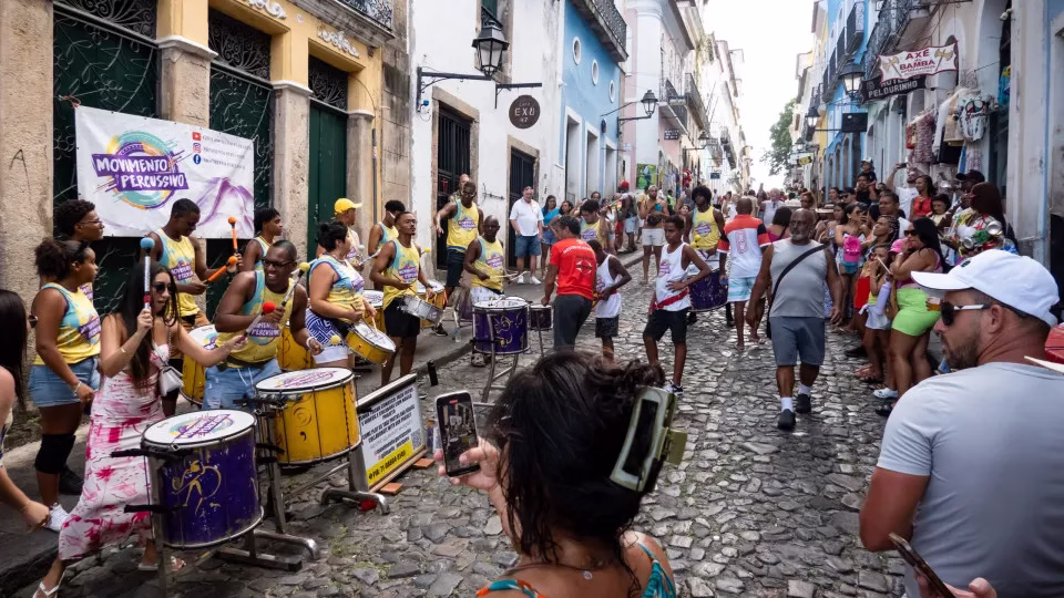Os resultados positivos do Carnaval 2026 para o setor de turismo podem ser os maiores da série histórica iniciada há 15 anos. Estimativas projetam movimentação de R$ 18,6 bilhões no carnaval
