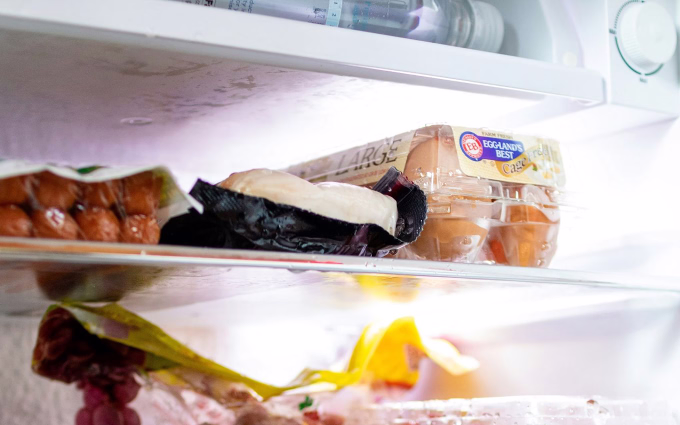 Hábito Comum Na Geladeira Pode Aumentar Sua Conta Sem Você Perceber · Economia Real