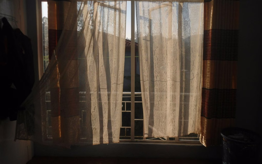 Hábito simples em casa pode cortar até 40% da conta de luz · Economia Real