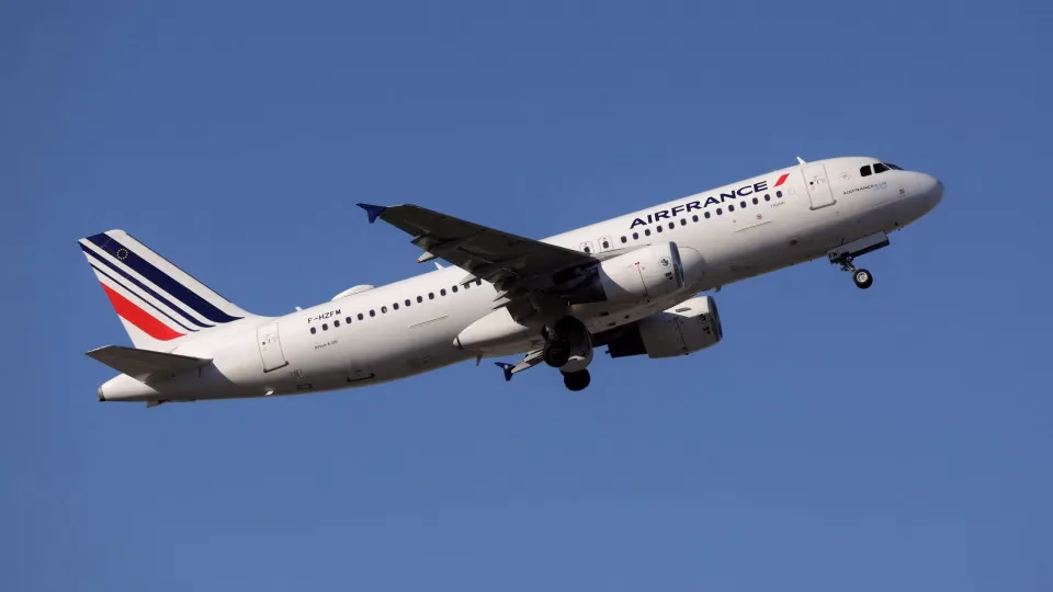 A air france-klm, uma das maiores empresas aéreas da europa, submeteu uma oferta inicial por uma fatia minoritária na tap air portugal. Air France-Klm Submete Oferta Inicial Por Fatia Minoritária Na Tap