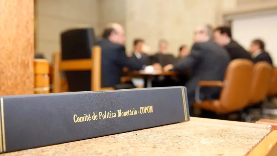 Banco Central Reduz Juros Básicos Para 14,5% Ao Ano