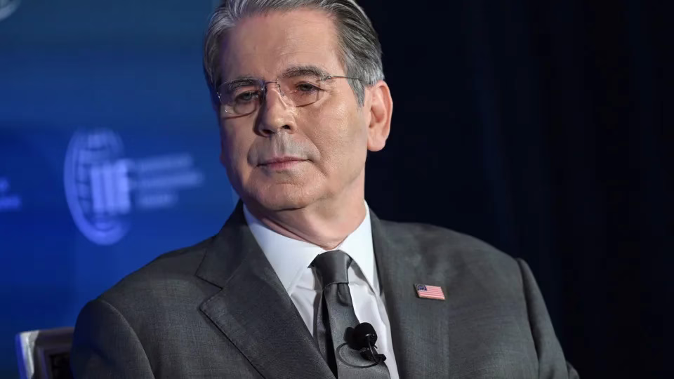 O secretário do tesouro dos estados unidos, scott bessent, afirmou nesta terça-feira (14) que as tarifas do presidente donald trump podem ser restabelecidas, até julho, aos níveis que vigoravam antes de a suprema corte dos estados unidos derrubá-las. Bessent Diz Que Tarifas De Trump Poderão Ser Restauradas Ao Nível Anterior Até Julho