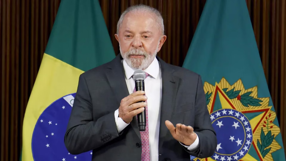 O presidente luiz inácio lula da silva sancionou nesta terça-feira (31) uma lei que amplia a licença-paternidade no brasil. O prazo, que hoje é de cinco dias, poderá chegar a 20 dias, de forma progressiva ao longo dos próximos anos. Lula Sanciona Projeto Que Amplia Licença-Paternidade Para Até 20 Dias
