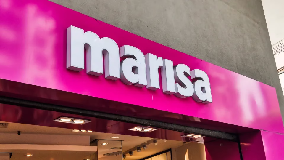 A Marisa registrou prejuízo líquido de R$ 70,2 milhões no quarto trimestre de 2025, revertendo lucro de R$ 5,7 milhões no mesmo período do ano anterior. Apesar do desempenho mais fraco na base anual, a varejista avançou na recuperação ao longo de 2025 e reduziu o prejuízo líquido em 81%, para R$ 59,9 milhões, ante perda de R$ 315,8 milhões em 2024, em meio a ganhos operacionais. Marisa registra prejuízo de R$ 70,2 milhões no 4º trimestre